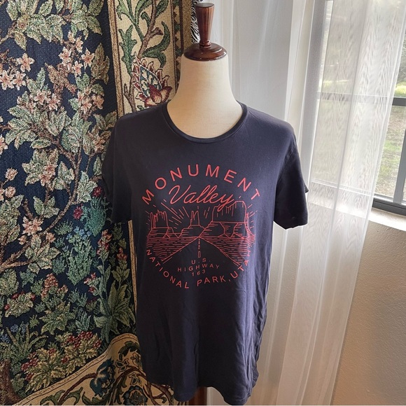 Cotton On Vintage Style Monument Valley T Shirt Navy Blue x Red - Picture 1 of 4